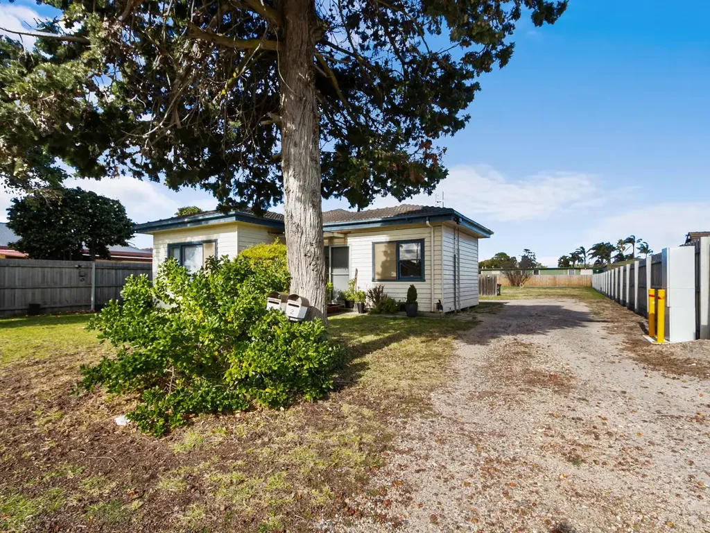 Lakes Entrance 3 Bedroom General Residential Zoning - Endless Possibilities