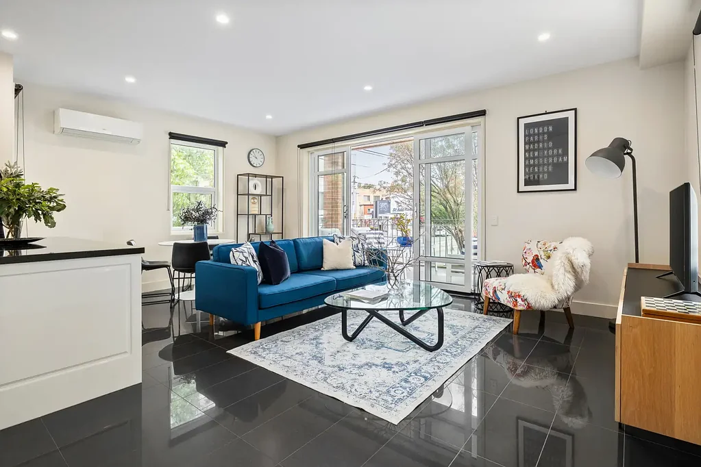 St Kilda 2房 St Kilda中心位置 阳光开阔空间 精心翻新厨房 Smeg独立烤箱 双层玻璃隔音 海滨生活便捷 Seaside Style in the Heart of St Kilda