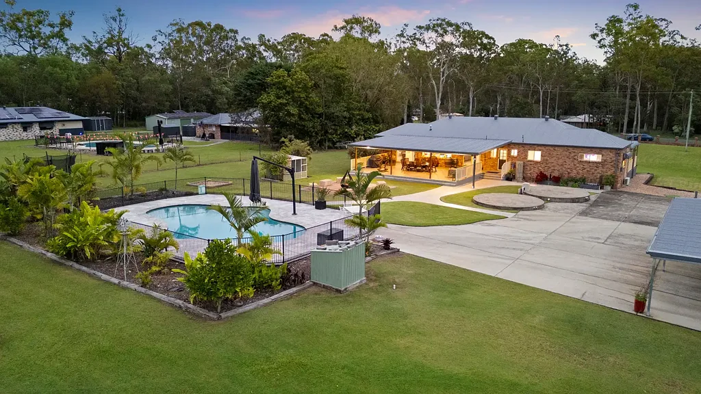 Chambers Flat 5침실 Welcome to an exceptional opportunity to enjoy modern living on a spacious acreage