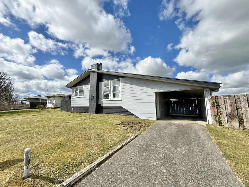 Tokoroa 3 Bedroom Sunny deck, big backyard and double garage