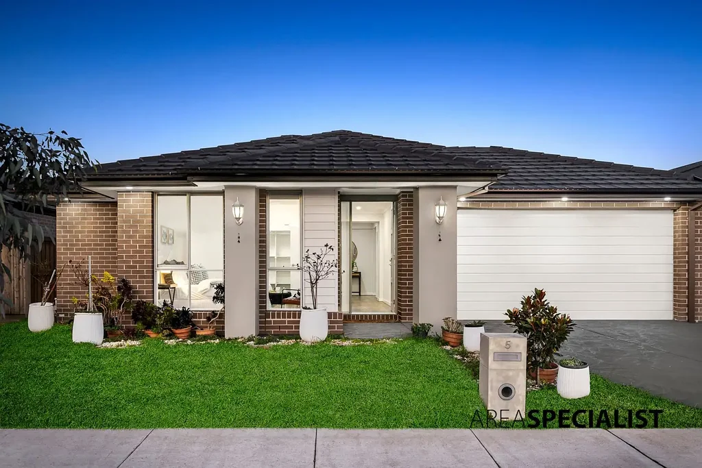 Clyde North 5房  Elegant Family Home with Modern Comforts and Entertaining Spaces