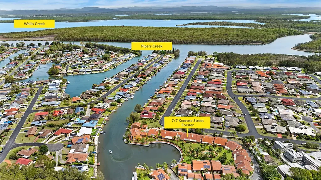 Forster 3chambre Massive Turnkey Waterfront Villa - 10ft Ceilings, Resort Pool & Boat Mooring