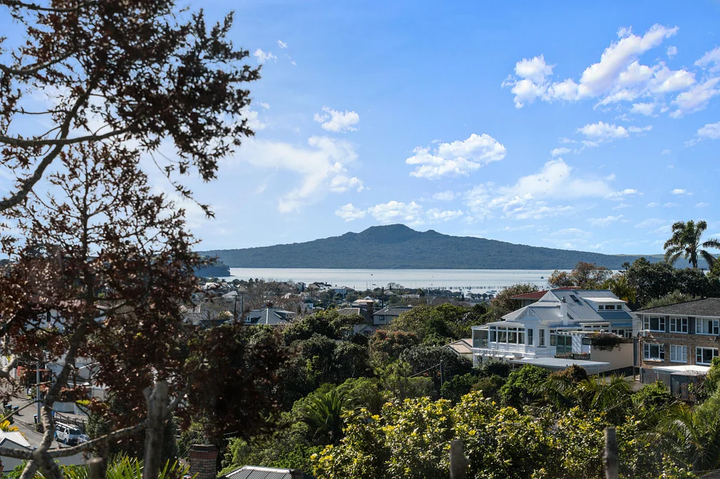Remuera 3 Bedroom Harbour views, DGZ city-fringe, lock & leave