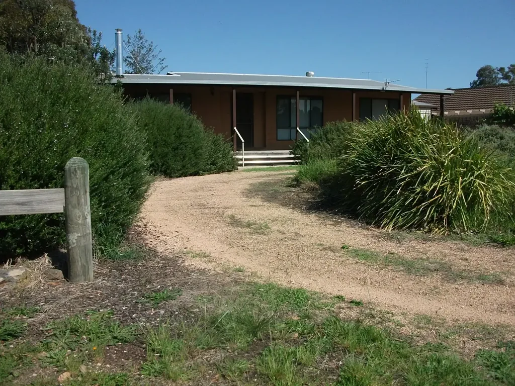2 BEDROOM HOME ON LARGE BLOCK