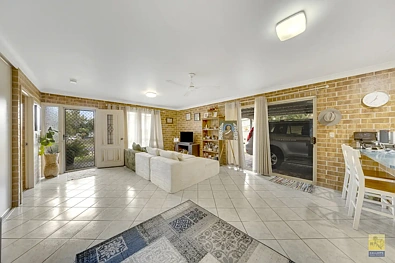 ਰਹਿਣ ਵਾਲਾ ਕਮਰਾ - 5 CHIPALA CT, CALLIOPE QLD 4680