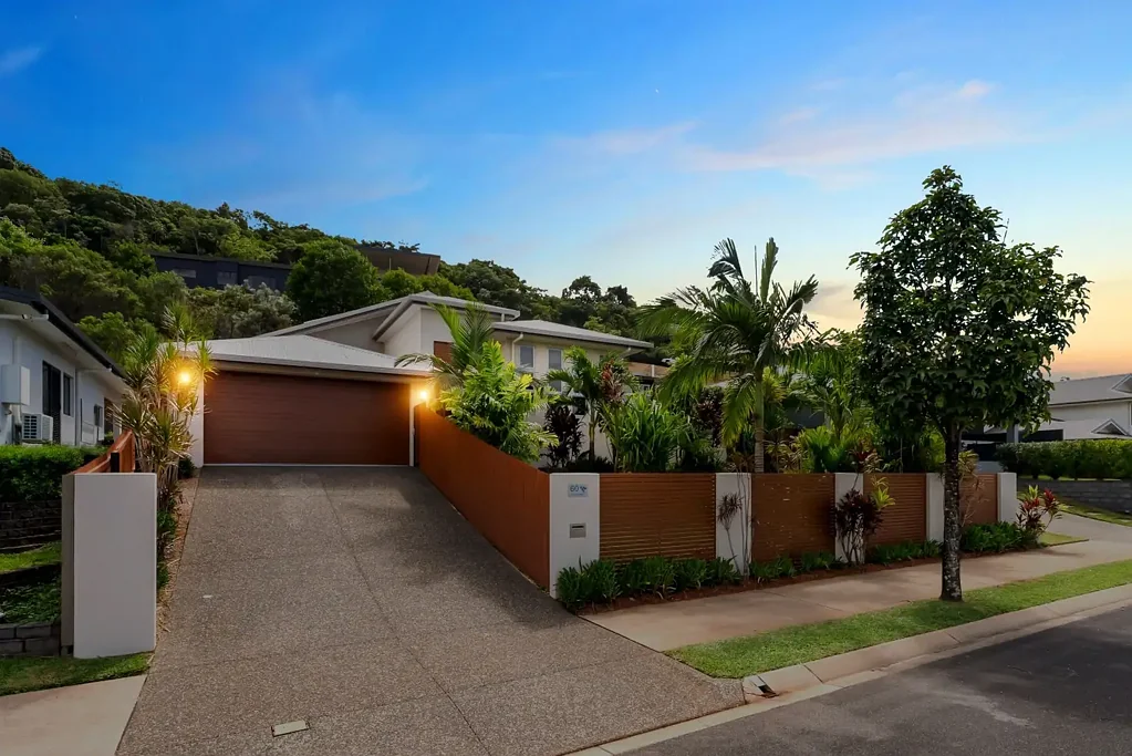 Caravonica 4chambre Elevated Living with Pool, Media Room & Solar