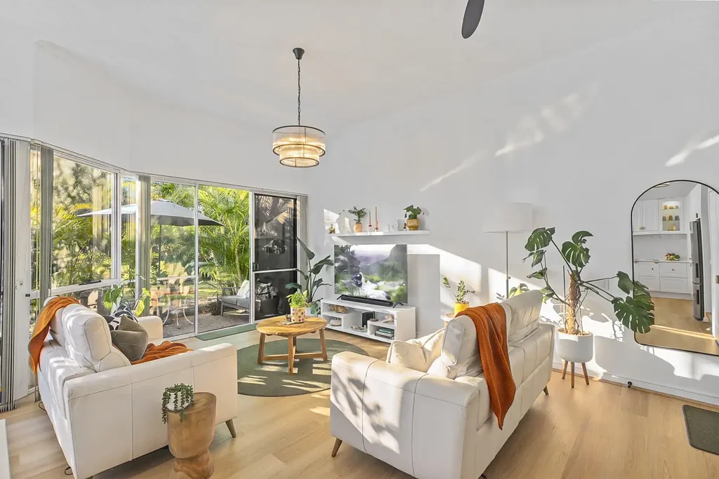 Currumbin Waters 2Moenga Ground Floor Gem - Renovated & Ready in Creekside Botanical Park!