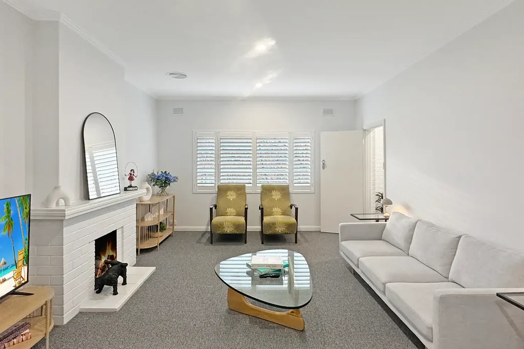 FULLY FURNISHED/INTERNET INCLUDED - Art Deco Delight!