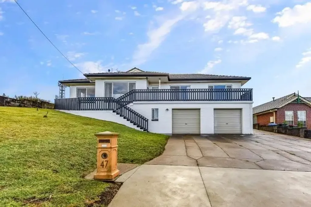 Mount Gambier 4 Slaapkamer Solid family home with stunning views.