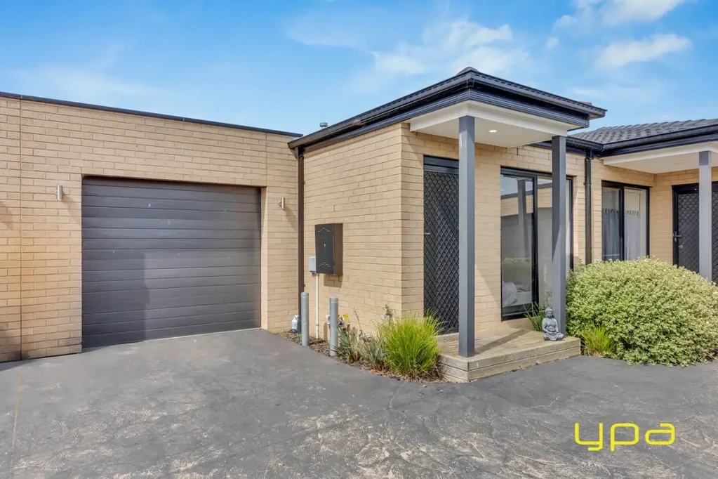 Cranbourne 2房 Cranbourne核心地带 宜人单元房 优质学区旁 生活便利设施多 轻松生活方式 Charming Unit in Bustling Cranbourne