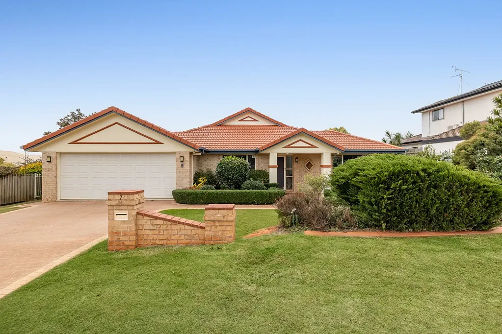 Middle Ridge 5 Slaapkamer Immaculate Family Home on 1001m² in a Highly Sought-After Enclave!