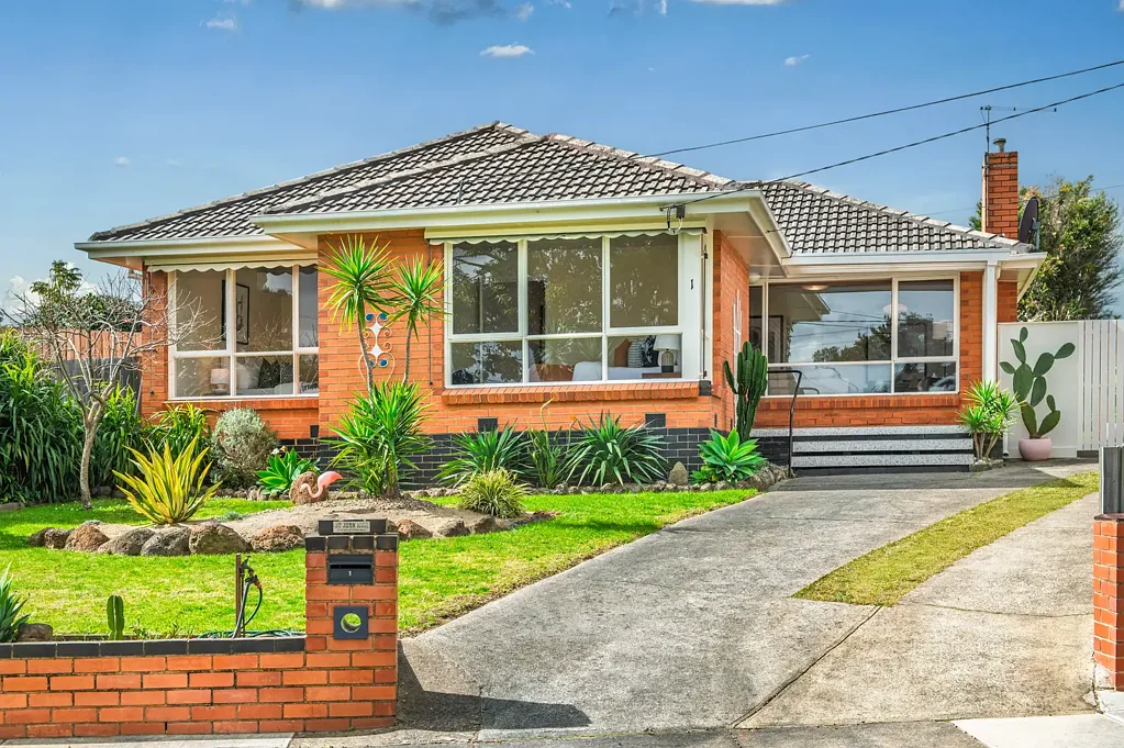Burwood East 3ਬੈੱਡਰੂਮ An elevated charmer with immaculate and bright interiors