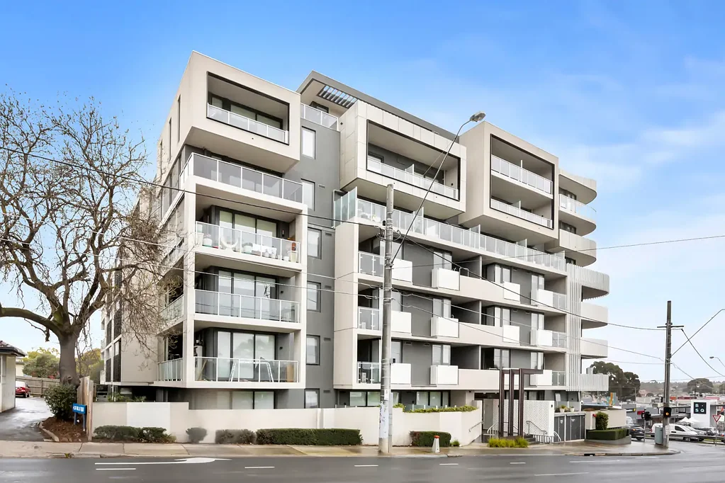 Bundoora 1房 一居室私享庭院 开放式起居用餐 现代厨房电器 独立书房 安全停车 Bundoora Square便捷生活 1 Bedroom with a courtyard on the doorsteps of Bundoora Square