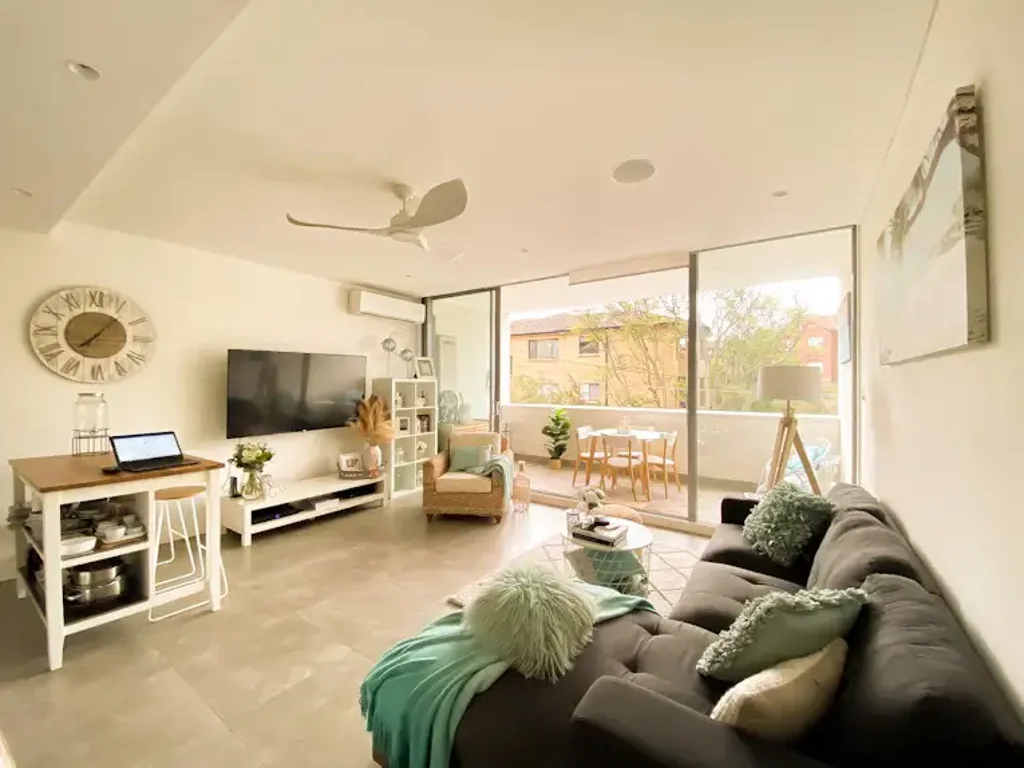 Large Near New Luxury One Bedroom Unit