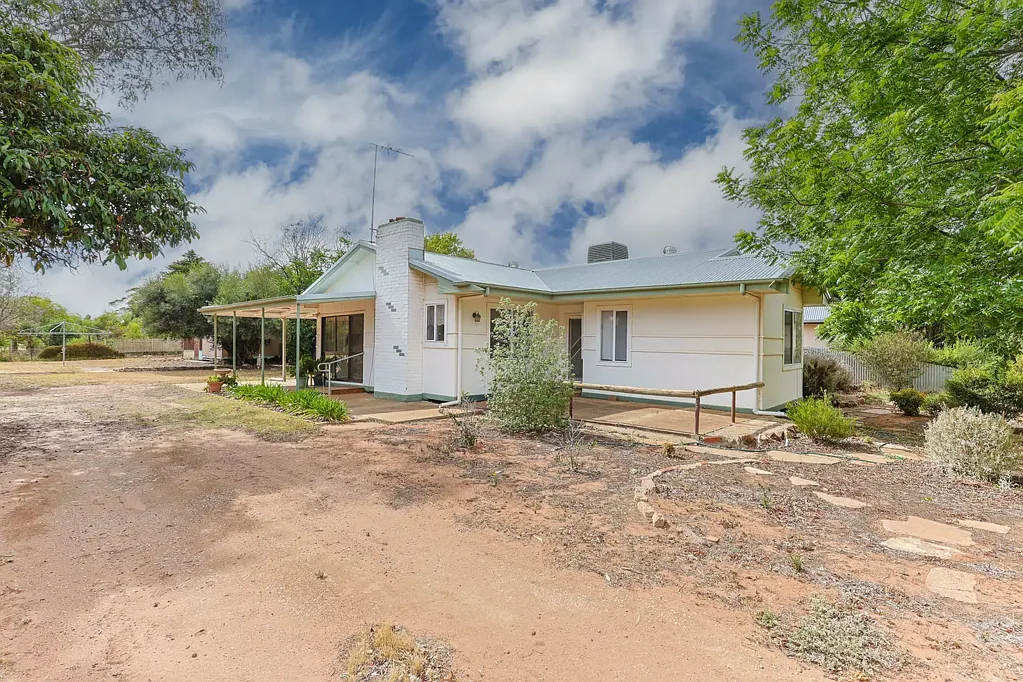 Red Cliffs 3ਬੈੱਡਰੂਮ Big block, central location - Red Cliffs opportunity with bungalow.