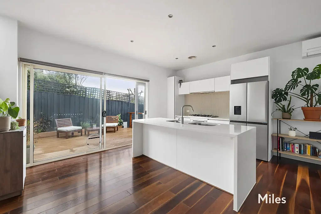 Rosanna 3Moenga Brilliant Light-Filled Living In A Boutique Setting