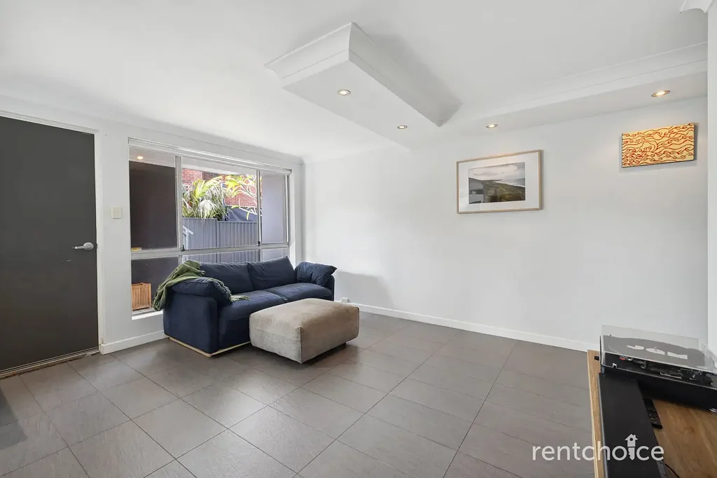 UNFURNISHED 2 x 1 apartment