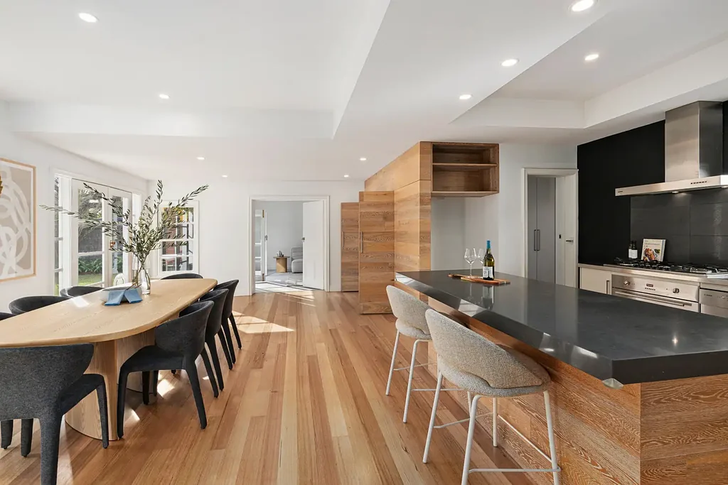 Malvern East 4房 经典魅力，Malvern East 优越地段的现代家庭生活 Classic Charm, Contemporary Family Living in a Premier Malvern East Setting