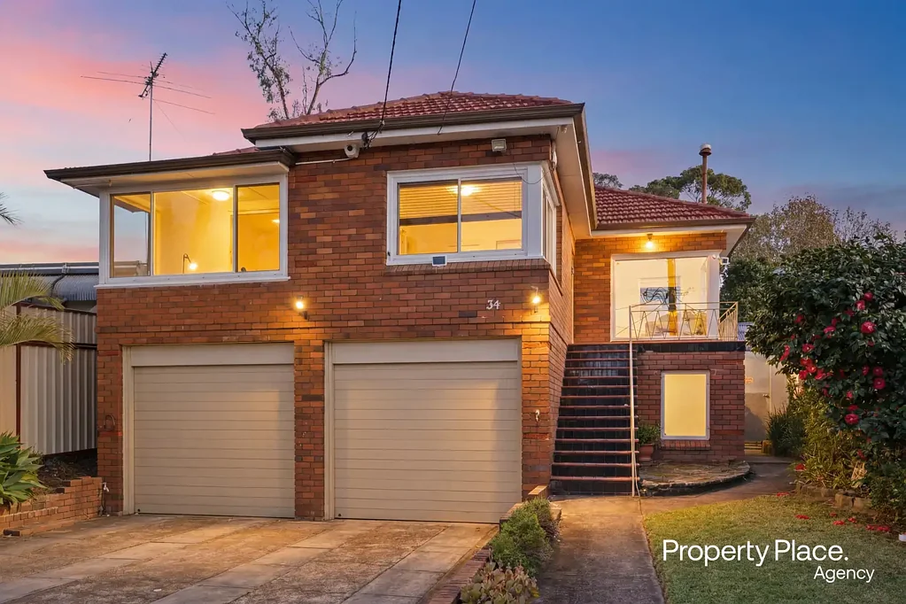 Revesby 4બેડરૂમ Timeless Family Home with Exceptional Space on 740m2