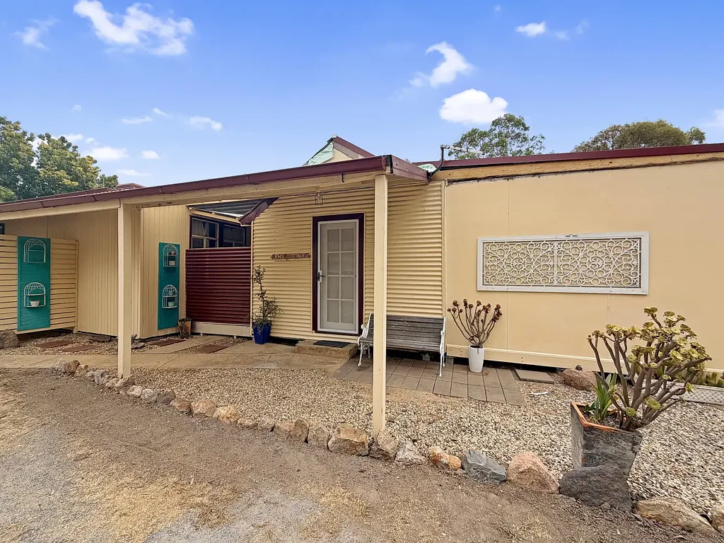 Charming One-Bedroom Granny Flat with Generous Yard