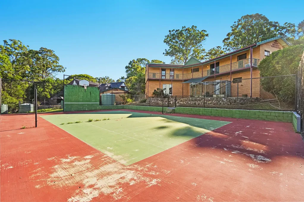 Spacious six bedroom home with tennis court & stunning views.