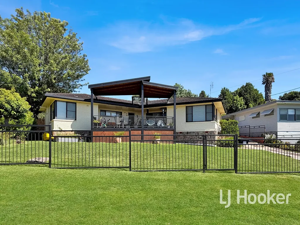 Inverell 3침실 Spacious Family Home With Views in Prestigious Ross Hill