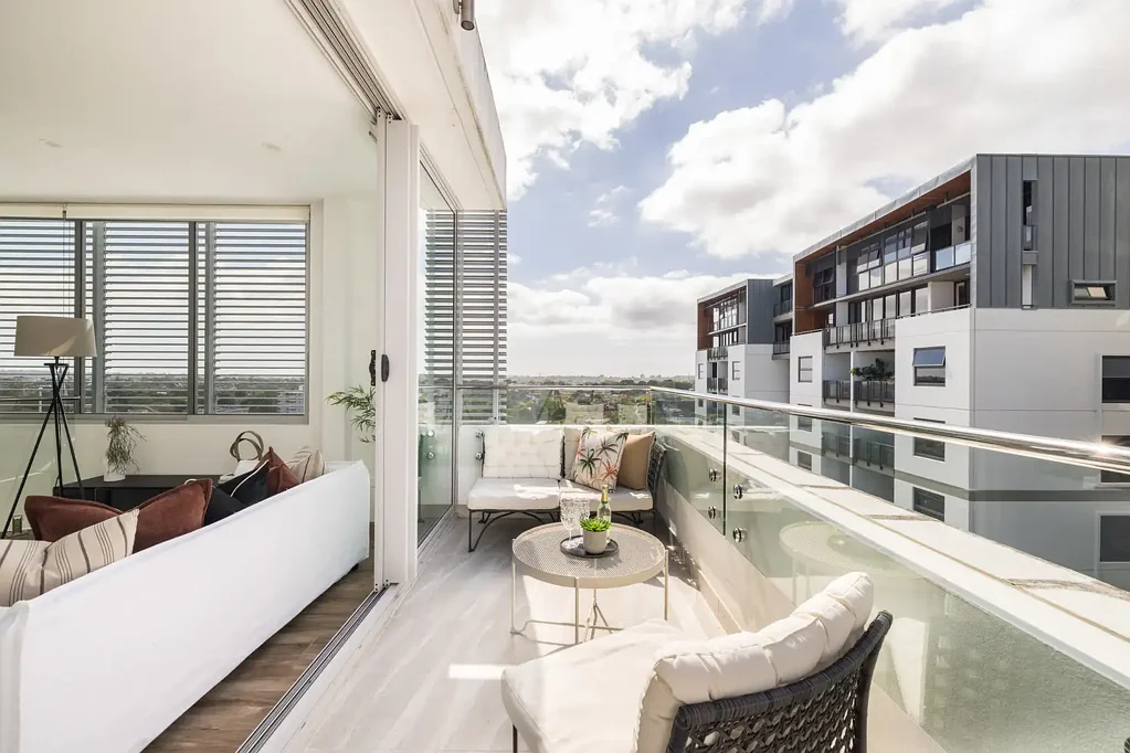Top Floor Penthouse | Luxurious Living with Panoramic District Views
