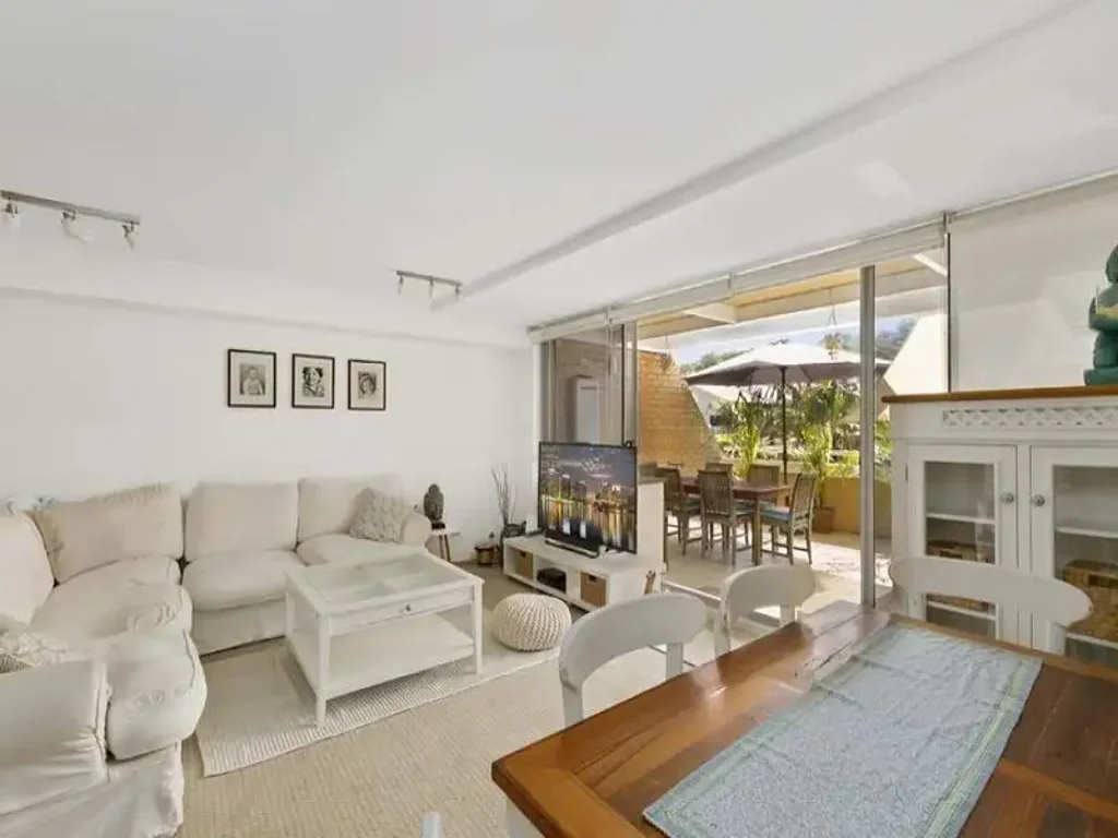 Large 2 Bedroom Unit In The Heart Of Newport