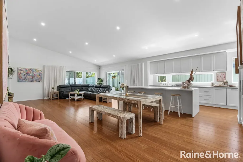 Mollymook Beach 4房  Impeccable Family Living with Stunning Outdoor Entertaining