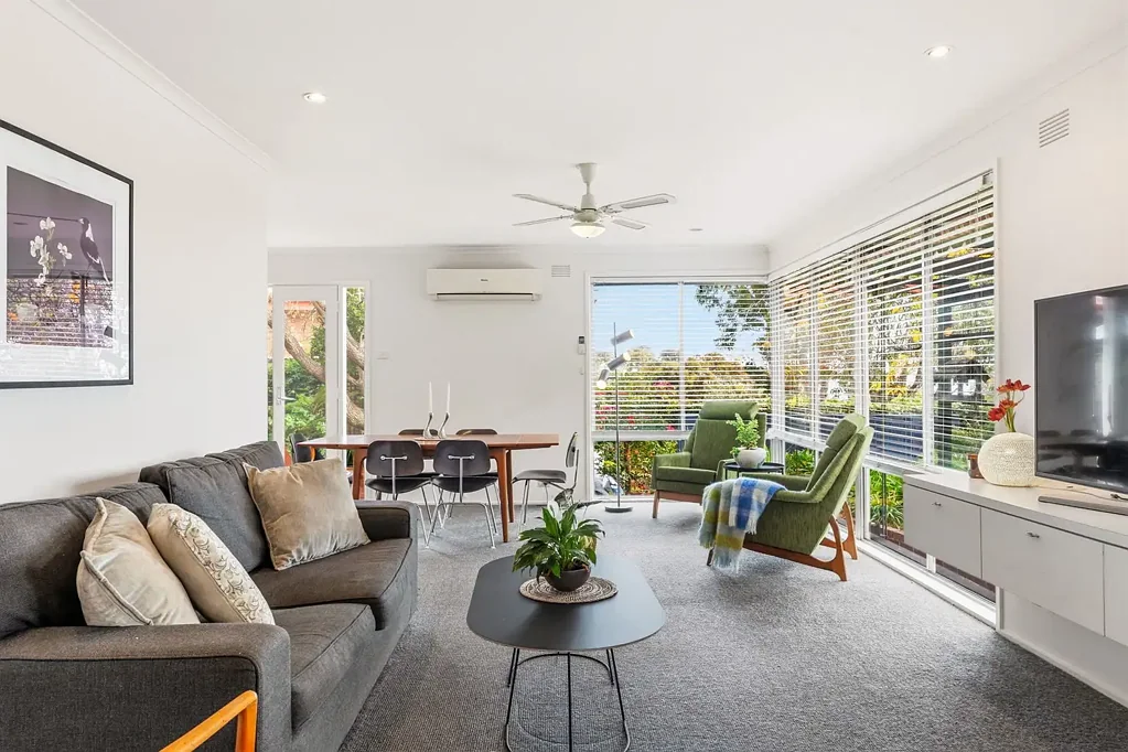 Bellevue Heights 3房  1970s foothills classic with glorious wrap-around gardens