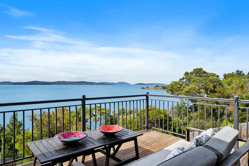 Primrose Sands 3 Bedroom Adjoining the Waterfront Reserve with Panoramic Views