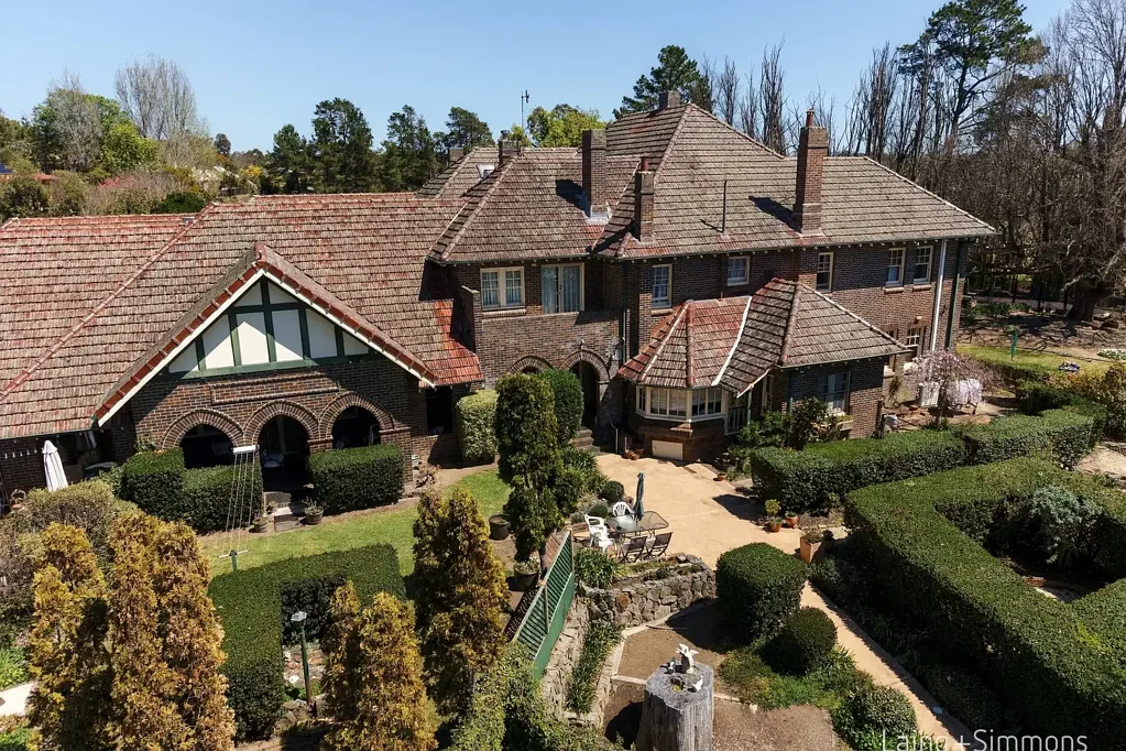 Armidale 3 Bedroom Unit 1/2 Uralla Road, Armidale – Old Bishops Court
Timeless Character, Refined Living & Exceptional Entertaining