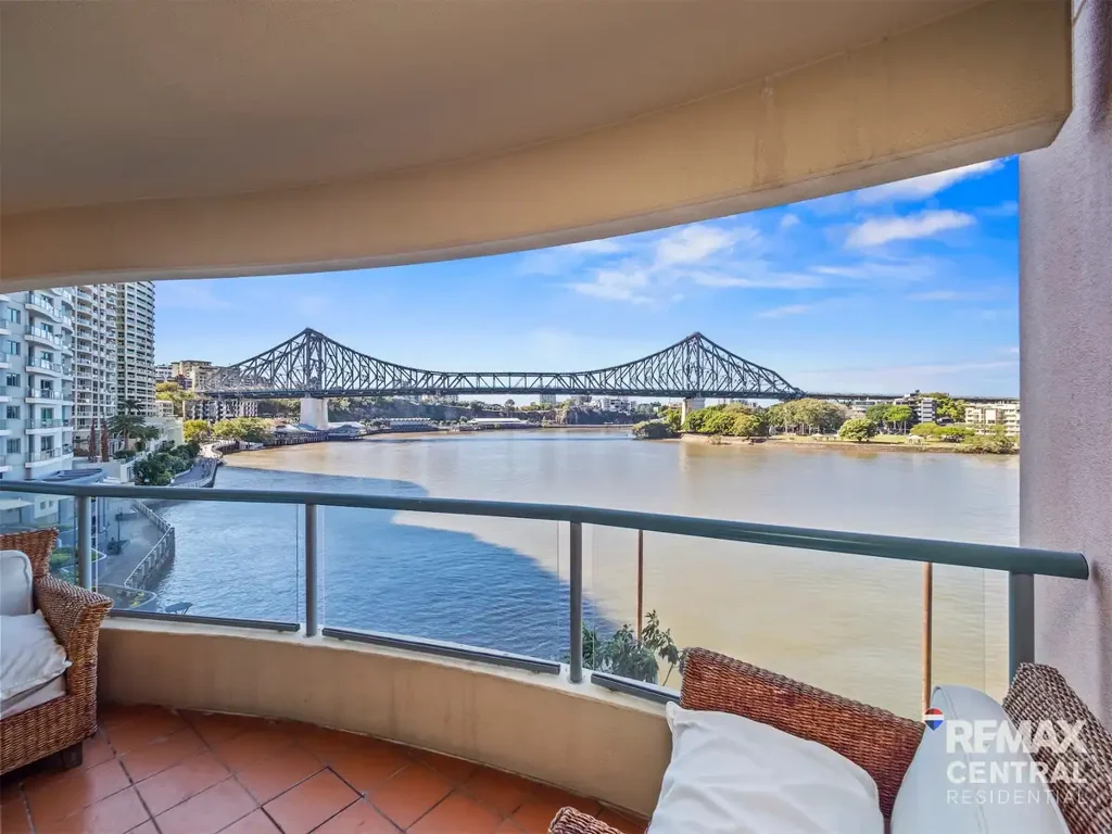 Brisbane City 3 Bedroom IMMERSIVE VIEWS AND A GENEROUS FLOORPLAN