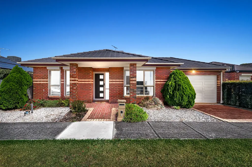 South Morang 3房 迷人3卧室住宅，备受追捧Lakes Estate，宽敞卧室，时尚浴室，双车库直通通道，设备齐全厨房，集中供暖蒸发式冷却，顶棚露台区，中心South Morang，便利设施齐全，投资每周$575，稳定租金回报。 Perfect Investment Opportunity in The Lakes