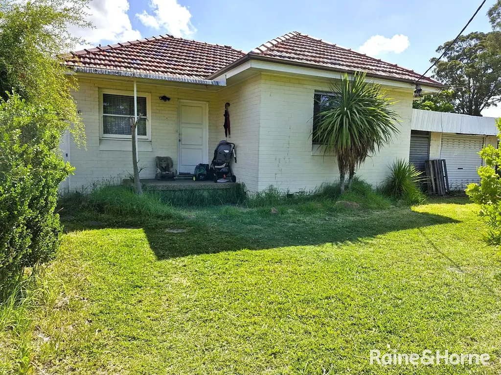 THREE BEDROOM FAMILY HOME IN MACQUARIE FIELDS FOR LEASE!!!!!