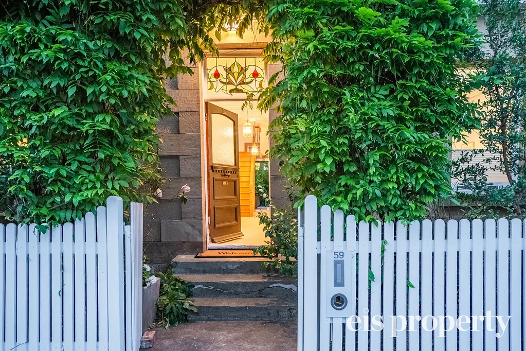 North Hobart 5房  Sandstone Home & 360m2 Warehouse - Offering Location, Space, Character and Possibility