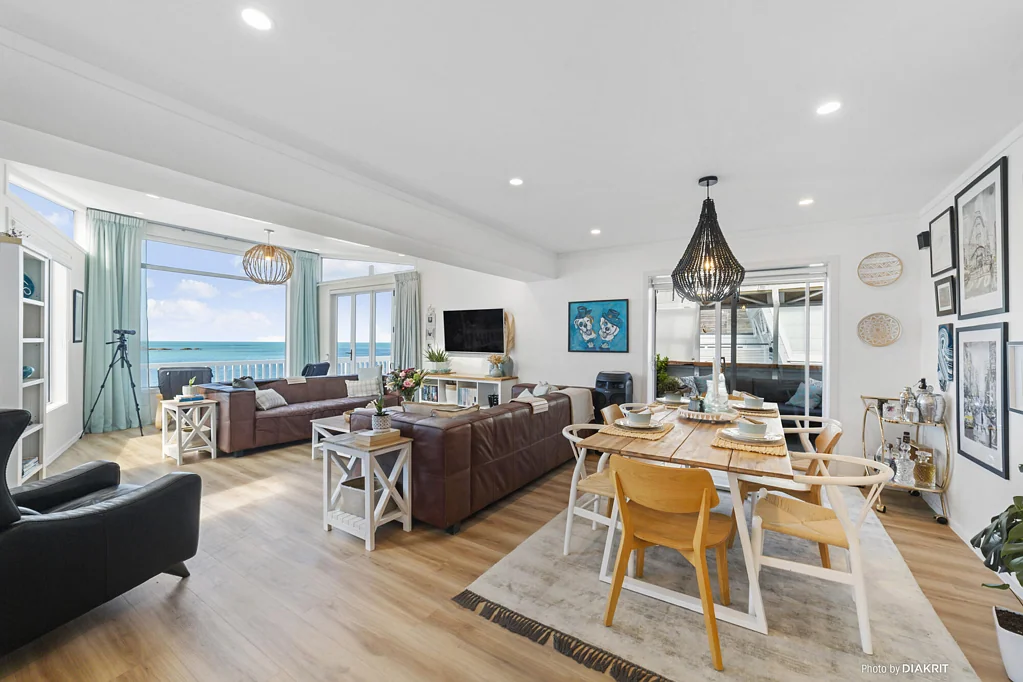 Owhiro Bay 4房  VERSATILE SOUTH COAST HOME WITH INCOME