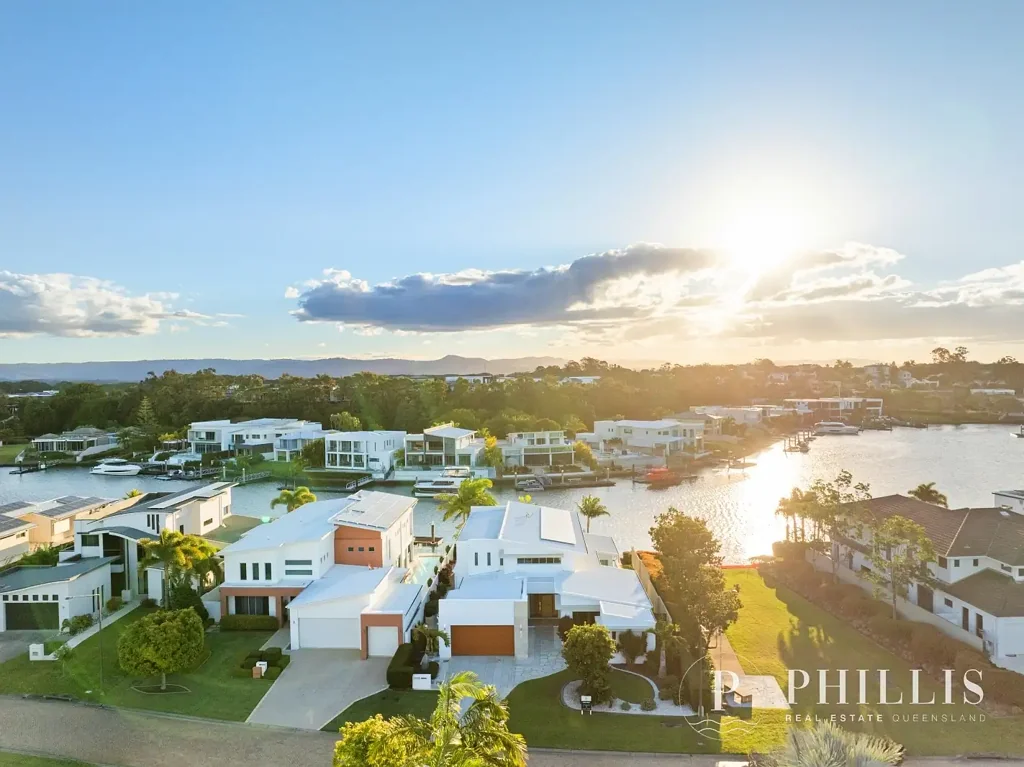 Hope Island 5ห้องนอน The best-priced waterfront home in SC