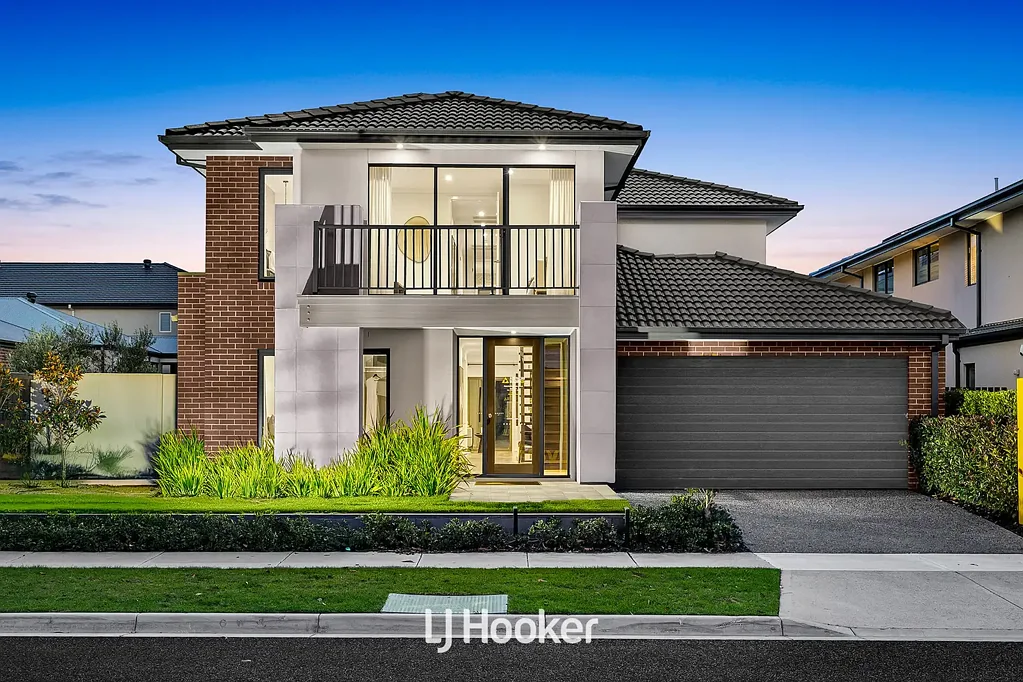 Clyde North 5 Slaapkamer Showcasing an Ex-Display Masterpiece with Five Private Suites – Luxury Living in a Prime Parkside Location!
