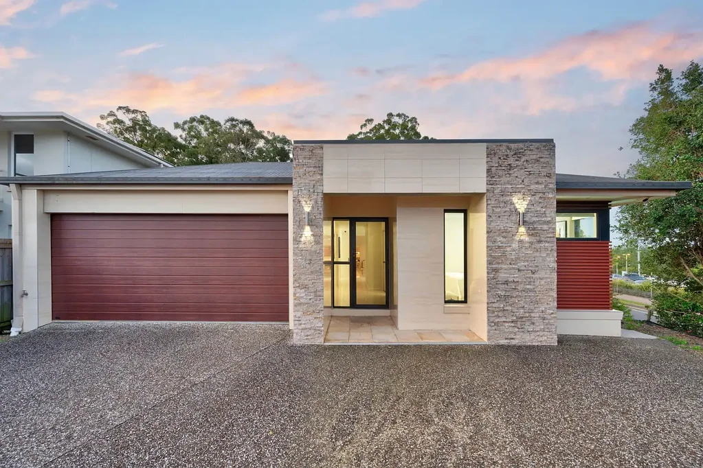 Eight Mile Plains 6Kwarto Freehold Property: Dual Living Delight with Prime Transport Access - Perfect for Extended Families or Smart Investors