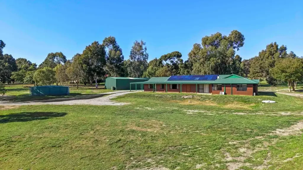 Lower Chittering 4房  A Country Lifestyle to Treasure - Farmhouse Charm, Five Acres & Endless Possibilities