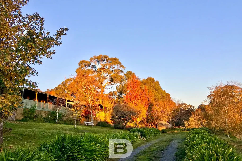 Kyneton 4房  “Twin Gums” Outstanding rural lifestyle property(dual occupancy opportunity) with a surveyed plan for a two lot subdivision with the potential of 3 lots STCA