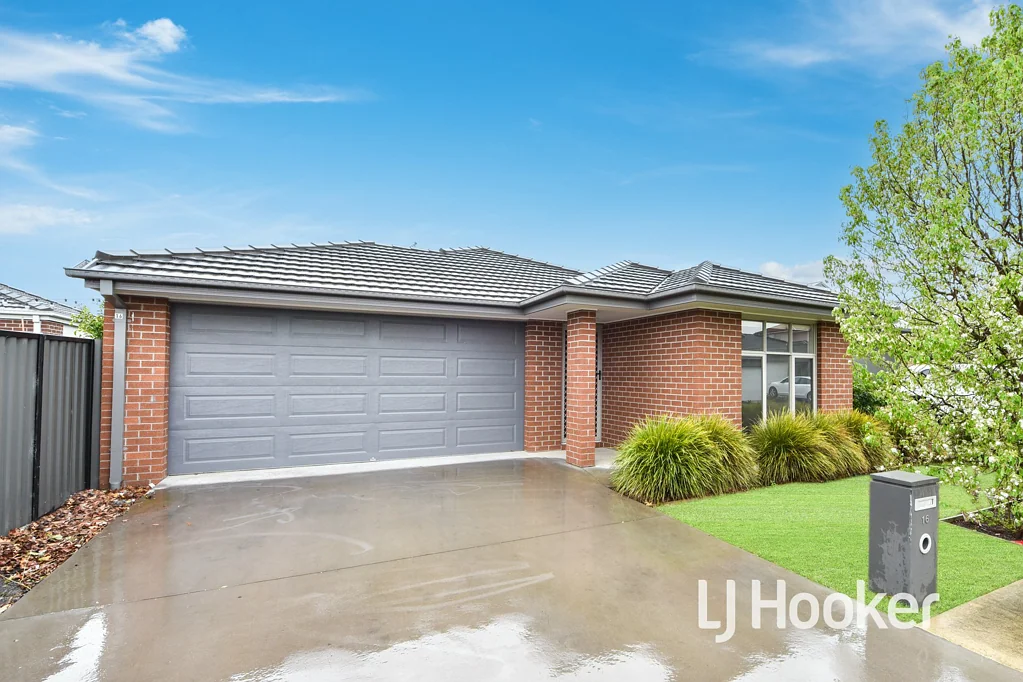 16 Hillsborough Crescent, Berwick, VIC 3806