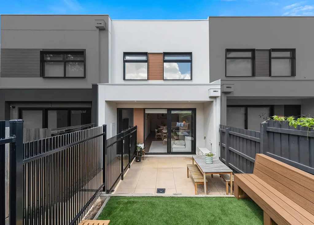 Carrum Downs 2房 阳光满屋 宽敞卧室 私人卫浴 现代厨房 安全车库 低维护社区 便利交通 Holiday Vibes, Every Single Day