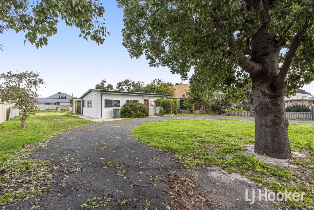 Coodanup 2房  ?? **BIG BLOCK. GREAT POTENTIAL. FRESH INTERIOR**