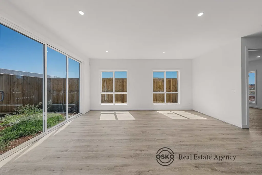Deanside 4 Bedroom 🔥 East-Facing Brand New Home in Deanside – Double Glazed, Solar Powered & Easy Freeway Access! 🌟
