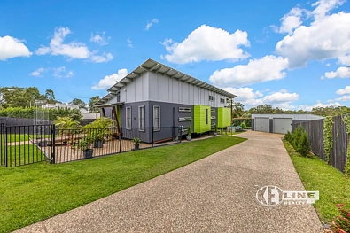Southside 4chambre STUNNING SOUTHSIDE CONTEMPORARY FAMILY HOME WITH POOL AND SHED!