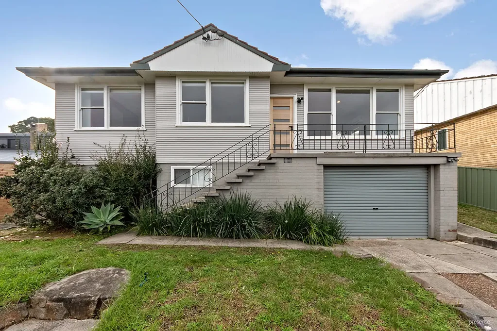 SPACIOUS FAMILY HOME WITH COASTAL VIEWS IN A PEACEFUL SETTING