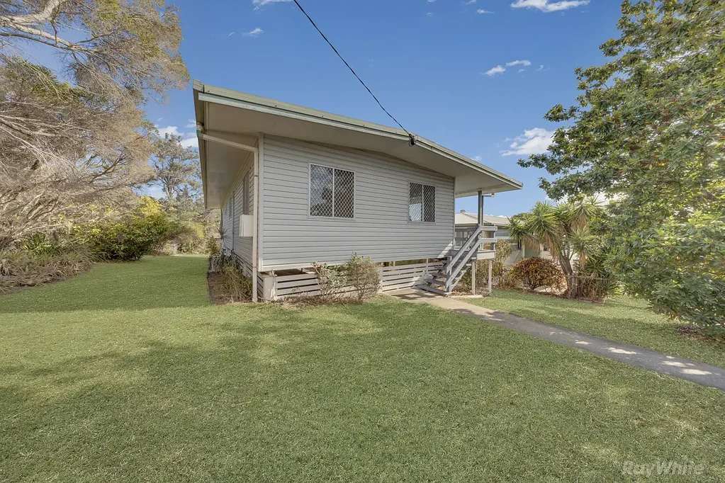 South Gladstone 3房  ELEVATED HOME… CONVENIENT LOCATION… WATER GLIMPSES… !