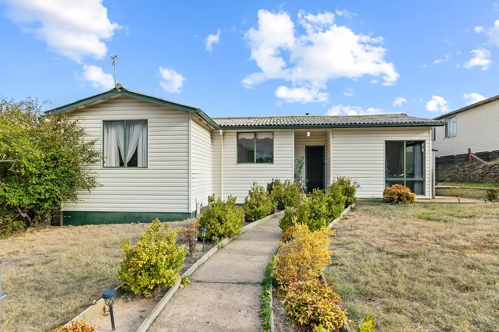 Cooma 3ਬੈੱਡਰੂਮ A Neat, Proven Investment or entry to the property market.